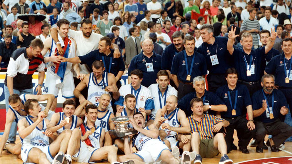 Timska fotografija slavne generacije sa medaljama i peharom